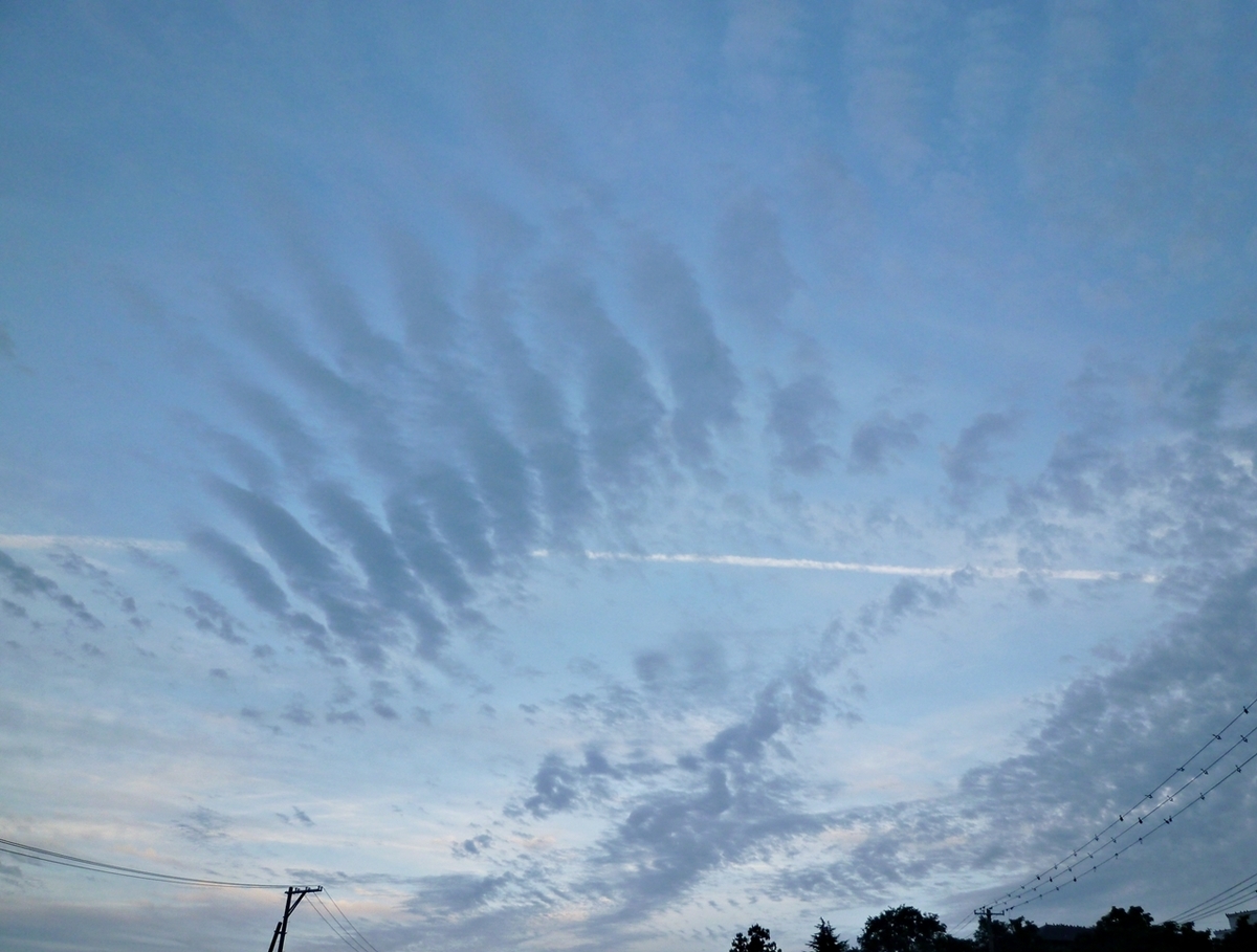 日暮れ時の雲と空