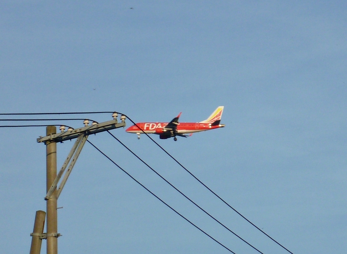 電柱と飛行機