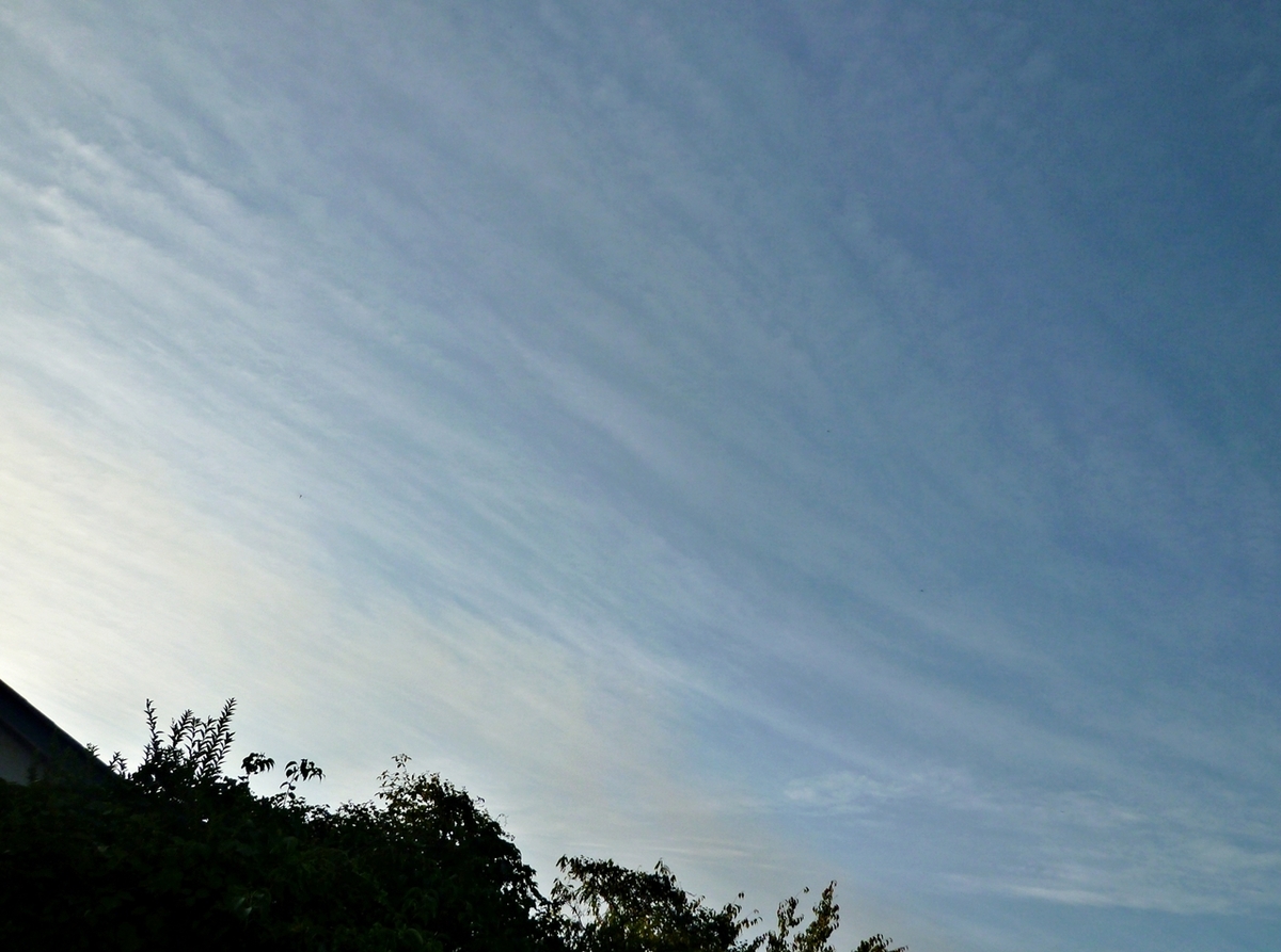 西の空 左に太陽