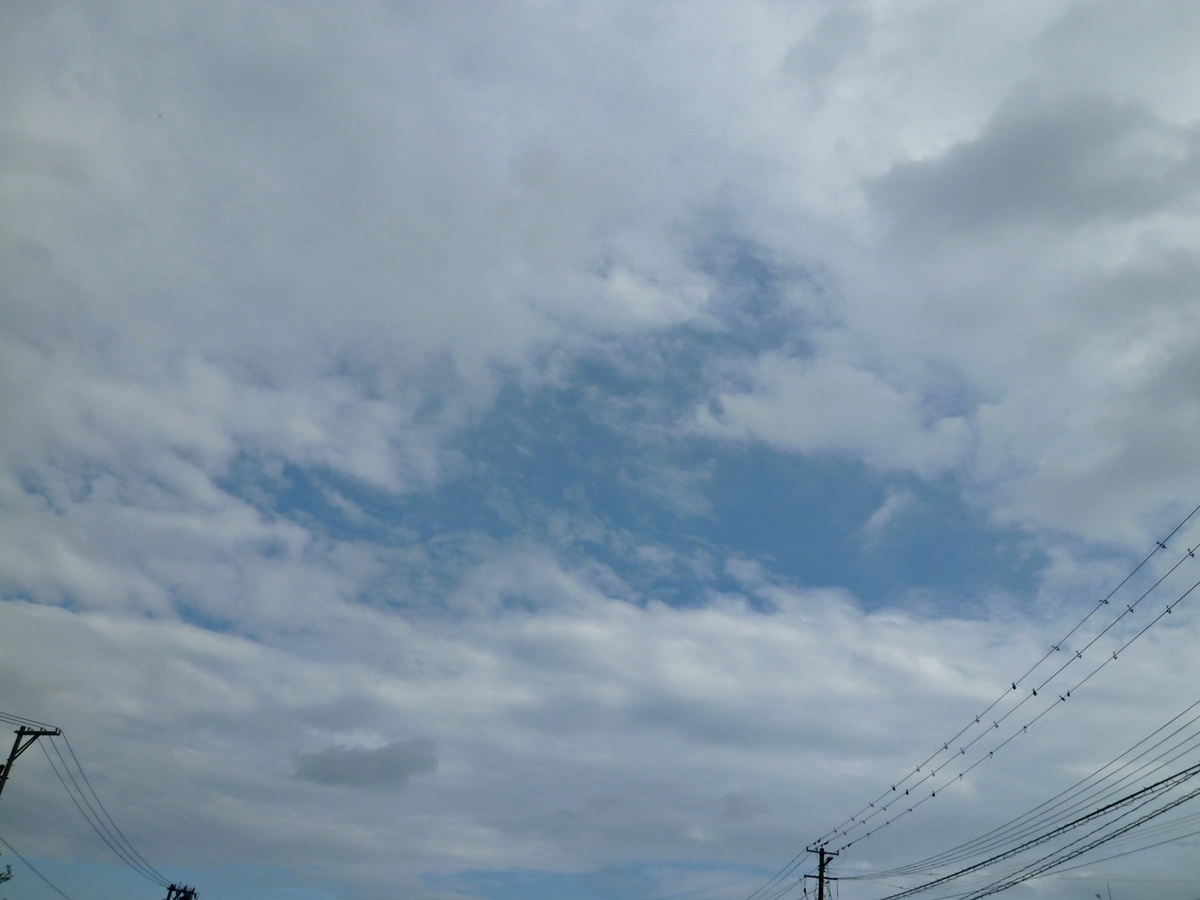 雲から覗く青空