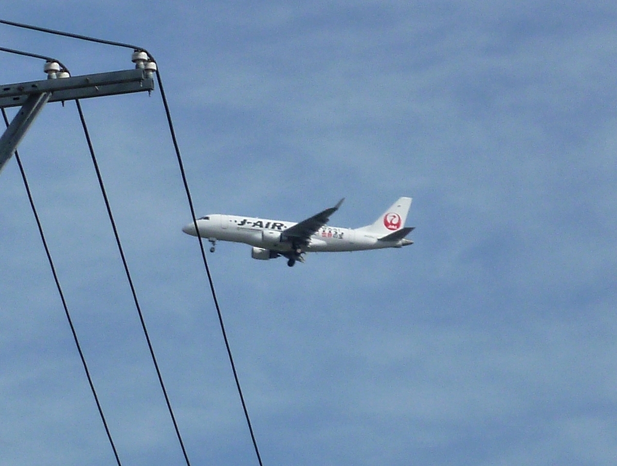 着陸寸前の旅客機