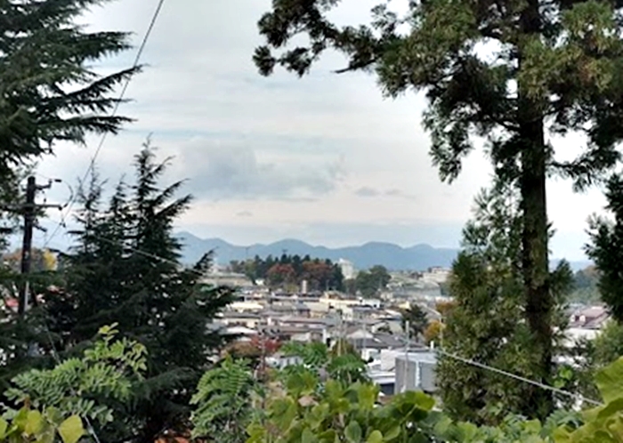 住宅街と遠くの山並み