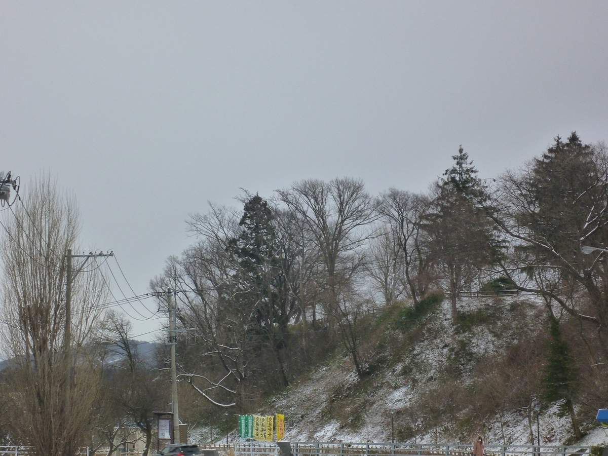 それほど雪が積もっていない風景