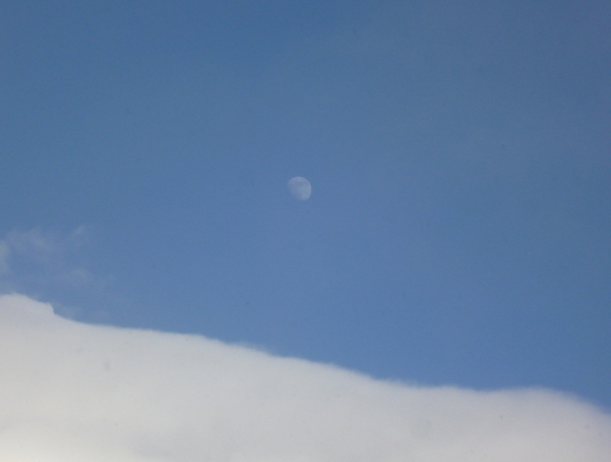 雪の晴れ間の空と月