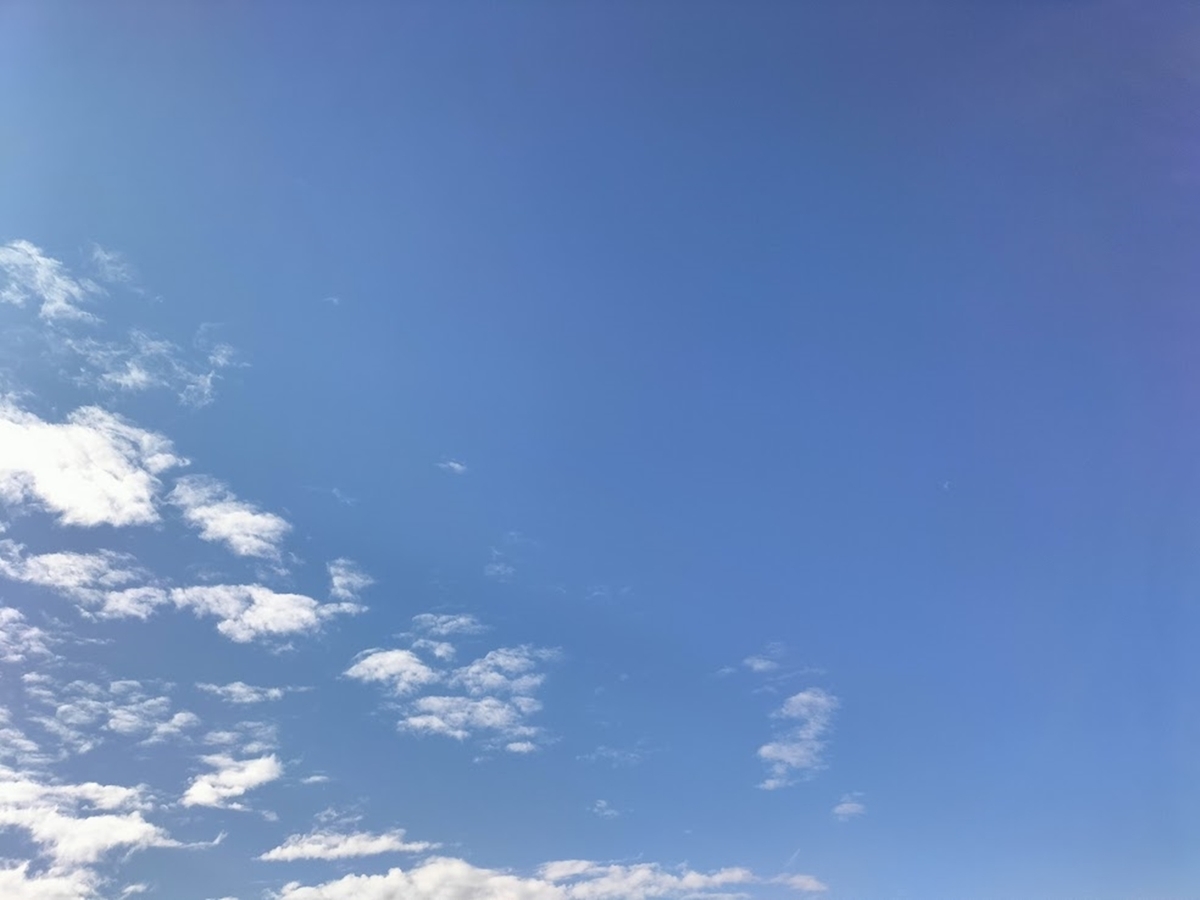 雪の間の晴れ空