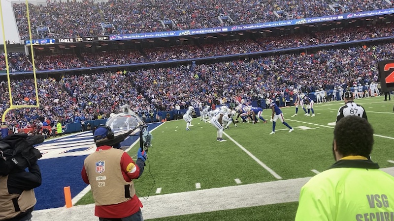大迫力のアメフト Nflを最前列で観戦 全米放送のテレビにも映り込む チケットを安く購入するコツは コロナ禍 新婚医師のアメリカ留学記 ニューヨーク州