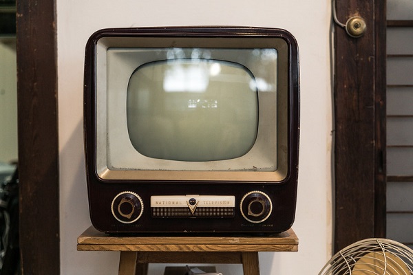 白黒のアナログテレビ