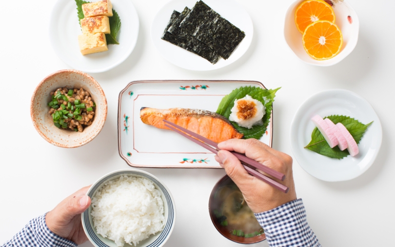 食事で体の内側から整えて脚痩せダイエット 部活時代に付いたふっくら筋肉のせいで脚が太く見えてしまう女子大生が 1日たったの15分で キツイ食事制限やキツイ運動をせずに スラッと美脚を手に入れて 本当に履きたいスキニーを着て 友達に スタイルいいね と