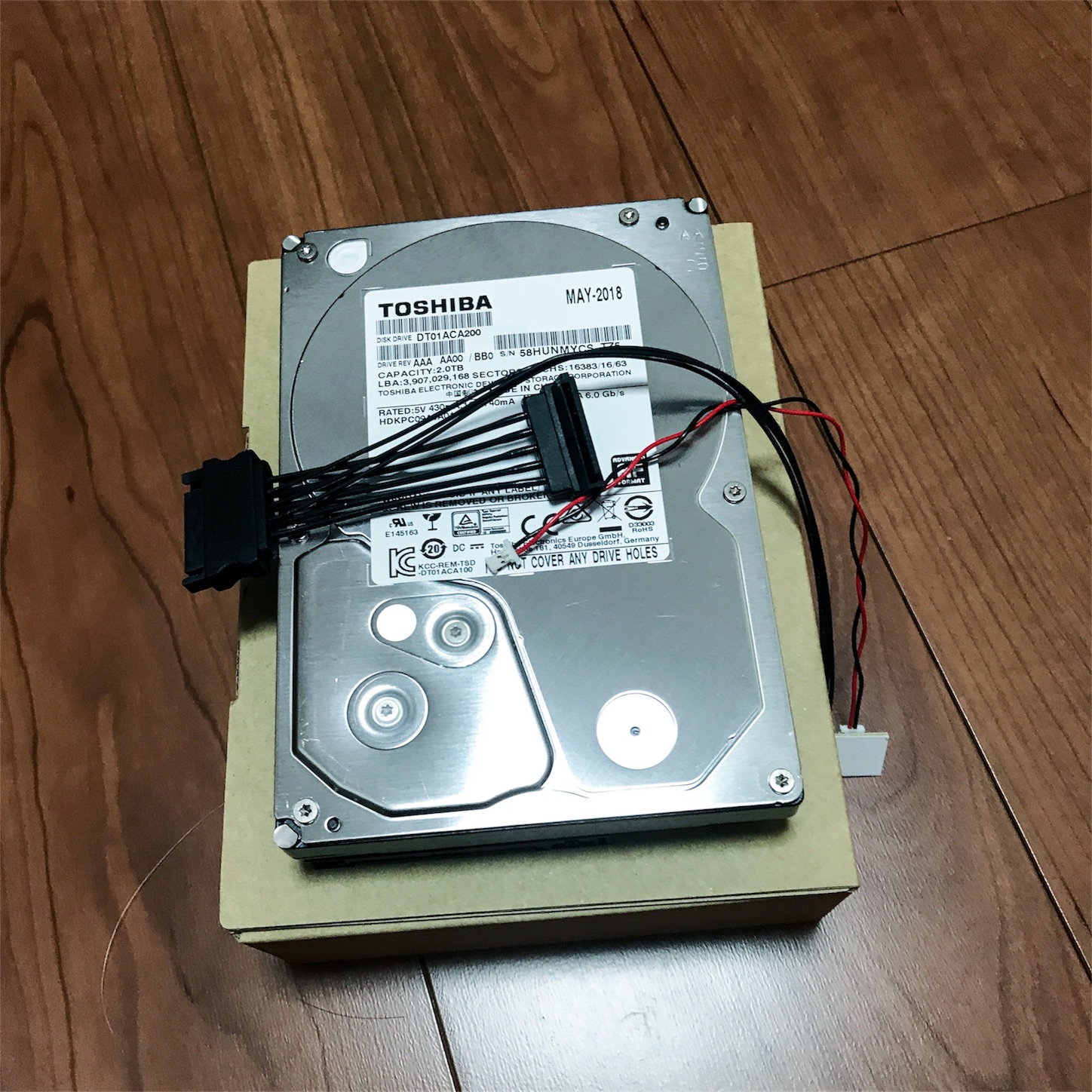 ハードディスクとセンサーケーブル