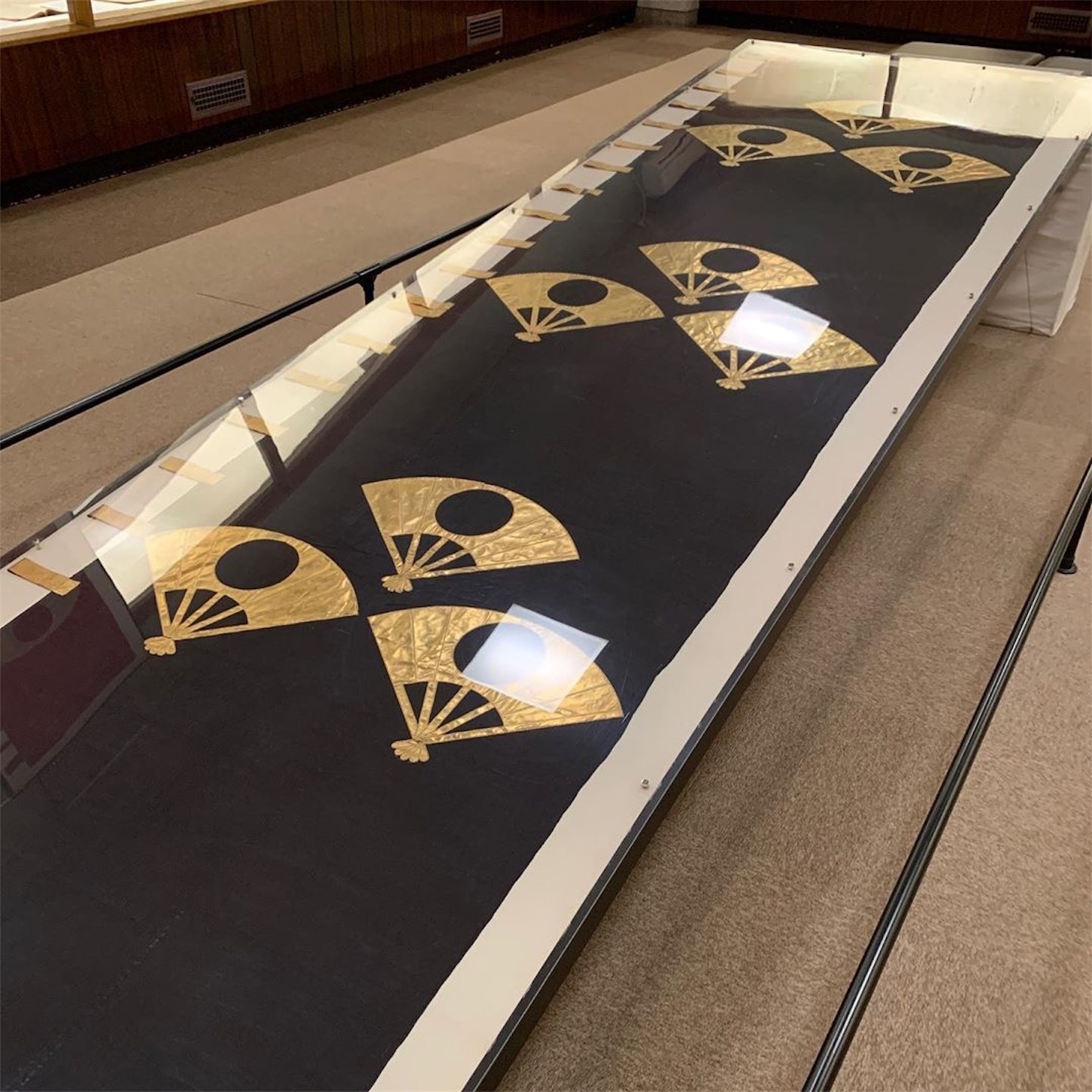 「五本骨扇に月丸」の旗印