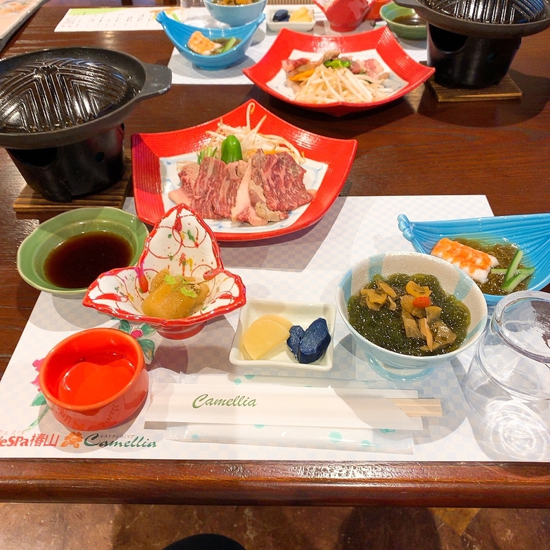 レストランの夕食