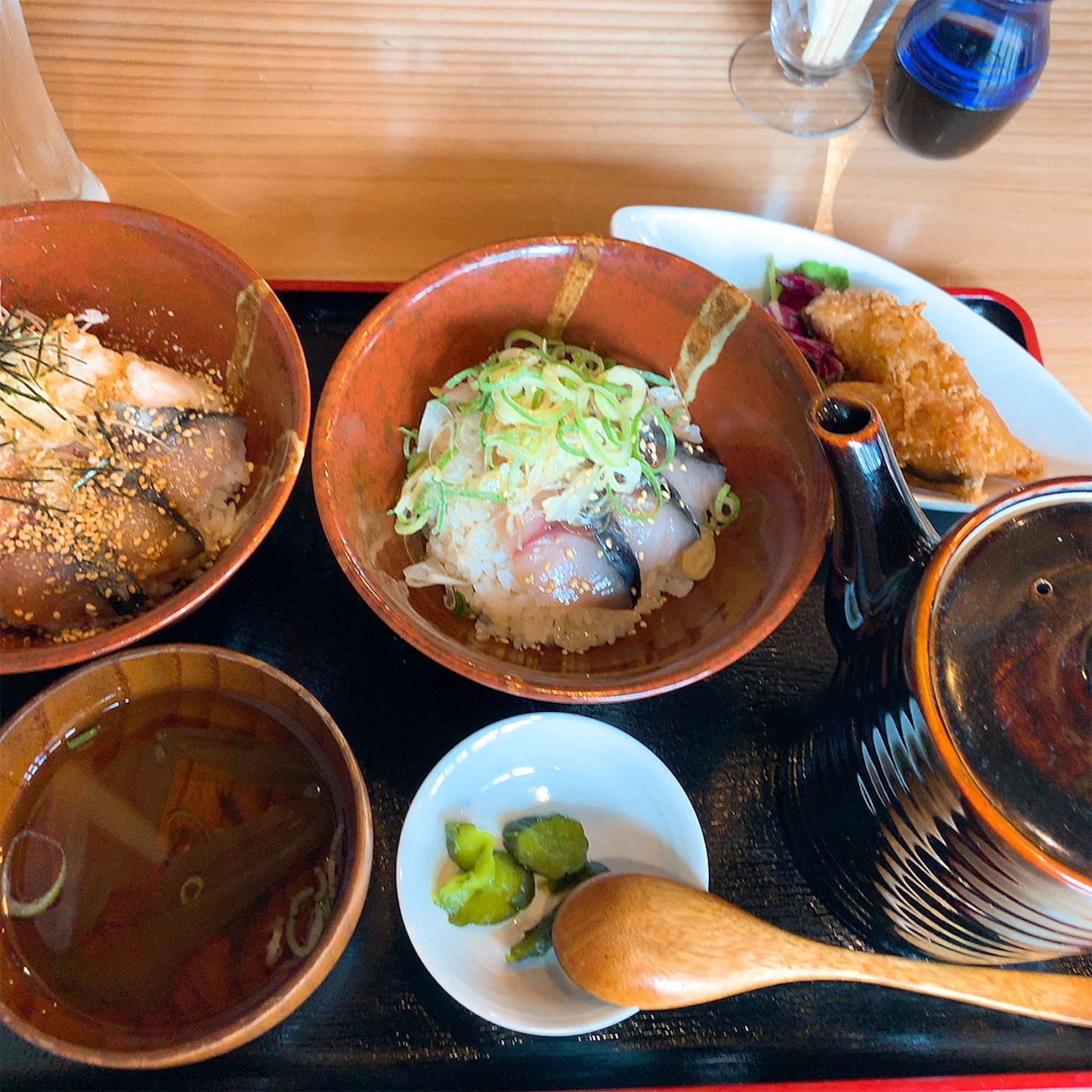 丼２種食べ比べ定食に唐揚げとさば出汁スープ