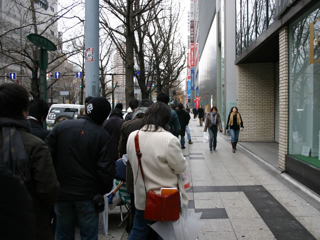 アップルストア心斎橋前の行列