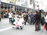 メイドさんに群がる撮影者たち
