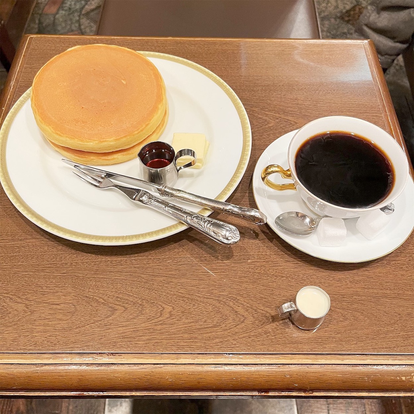 名物のホットケーキとブレンドコーヒー