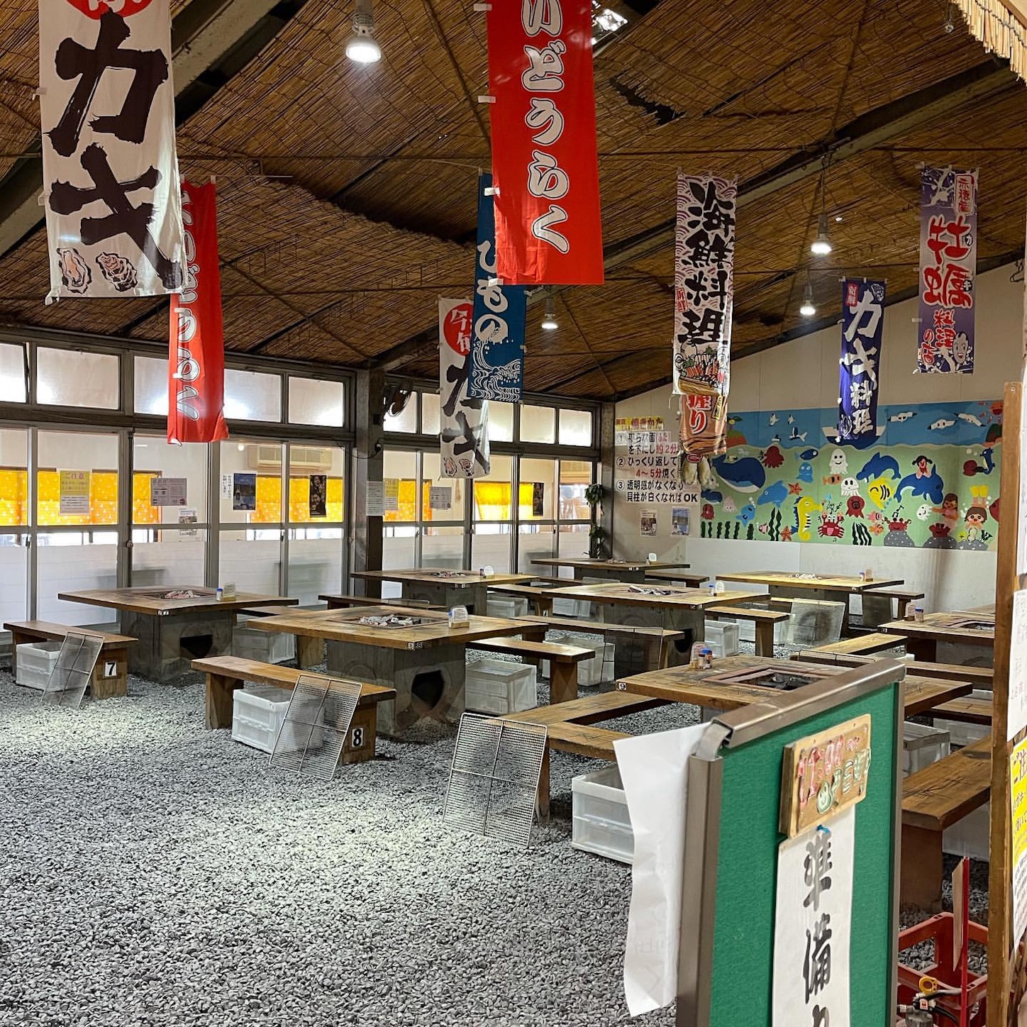 くいどうらくの店内