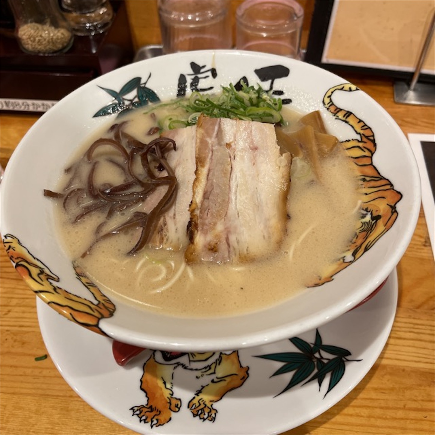 虎ノ王の九州博多ラーメン