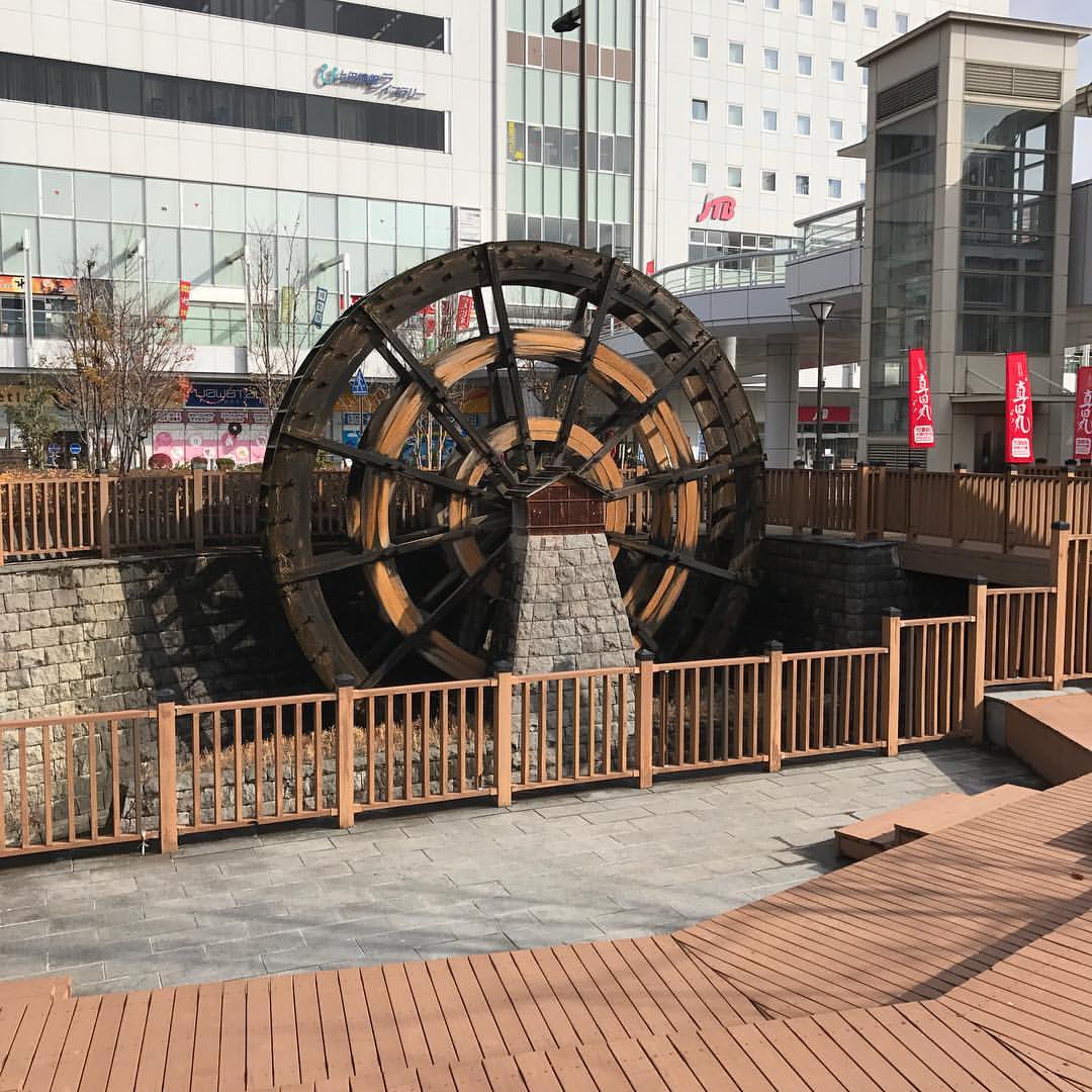 上田駅前の水車