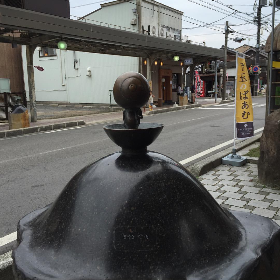 目玉のおやじ像