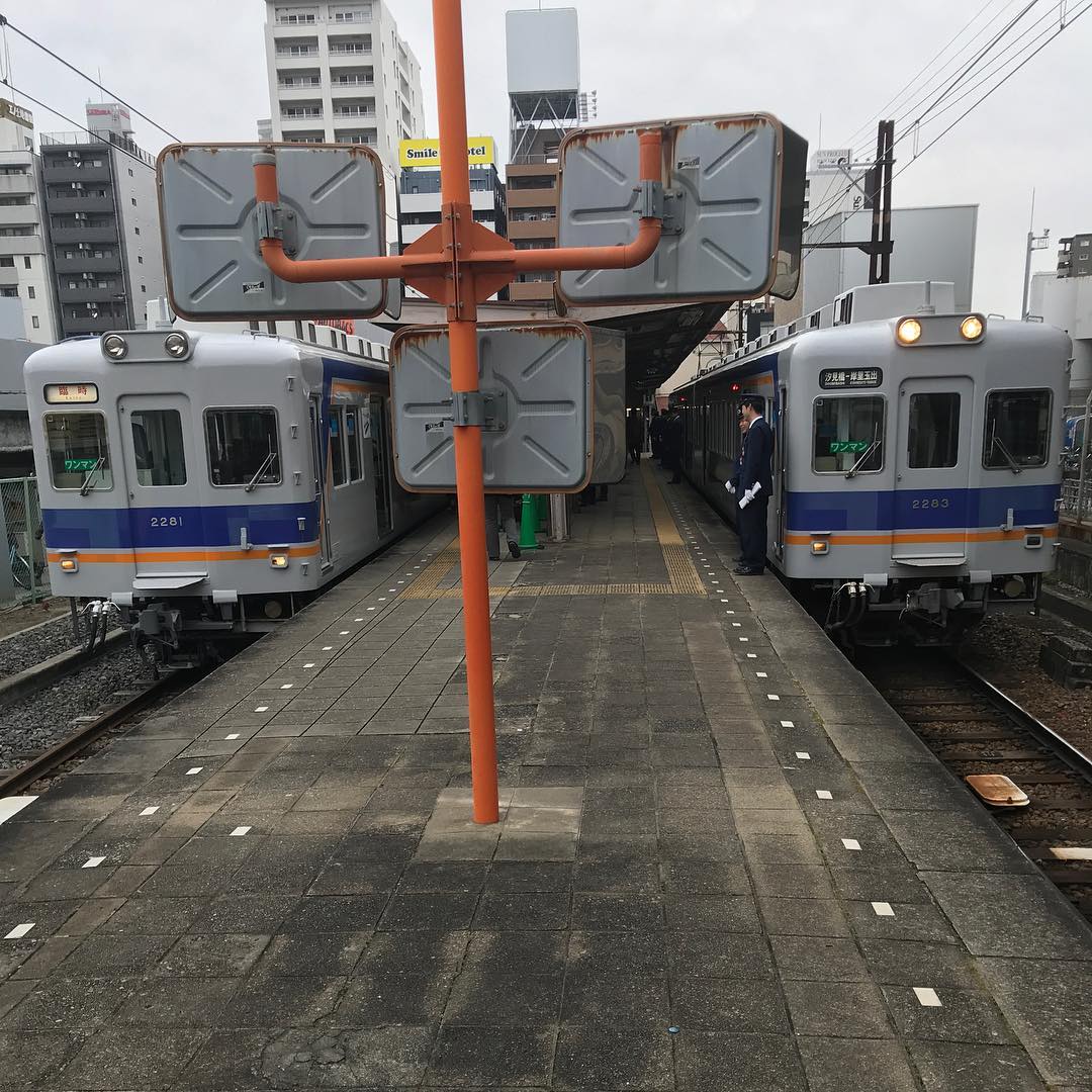 両側に列車が止まっている汐見橋駅ホーム