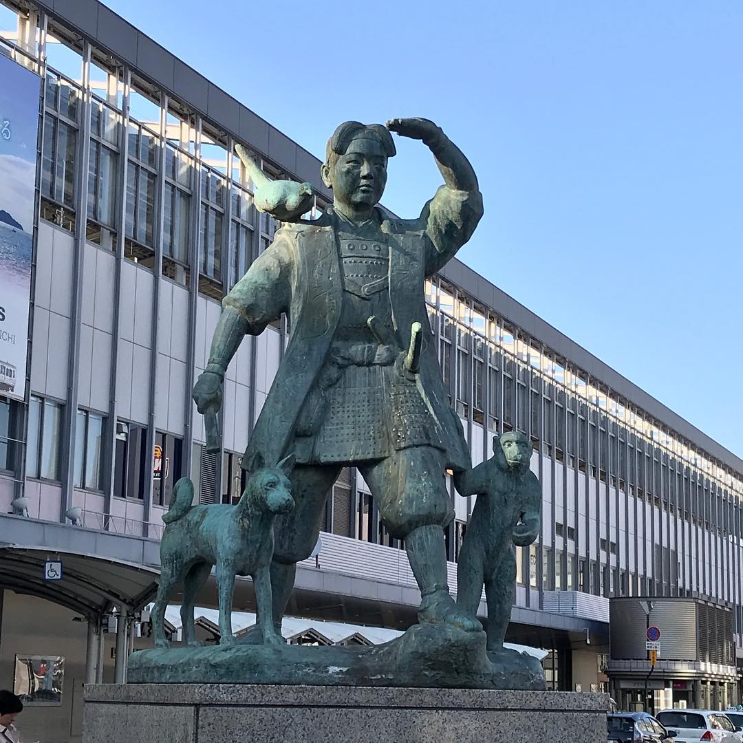 桃太郎像