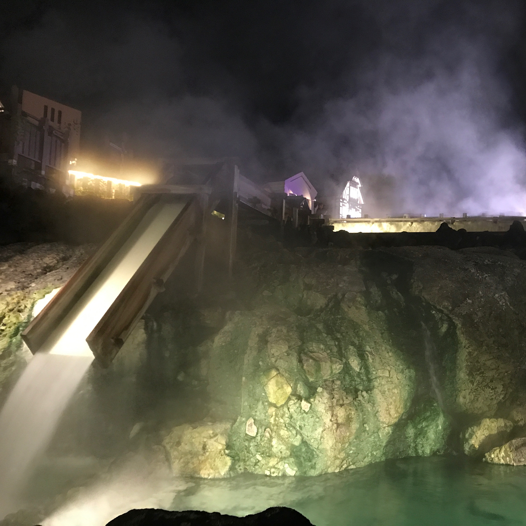 夜の湯畑