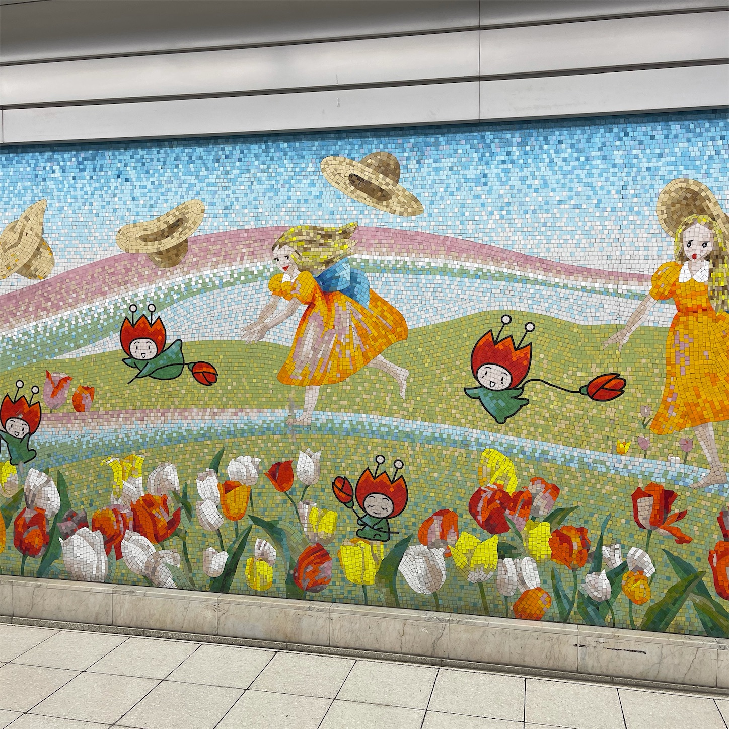 鶴見緑地駅のモザイク壁画