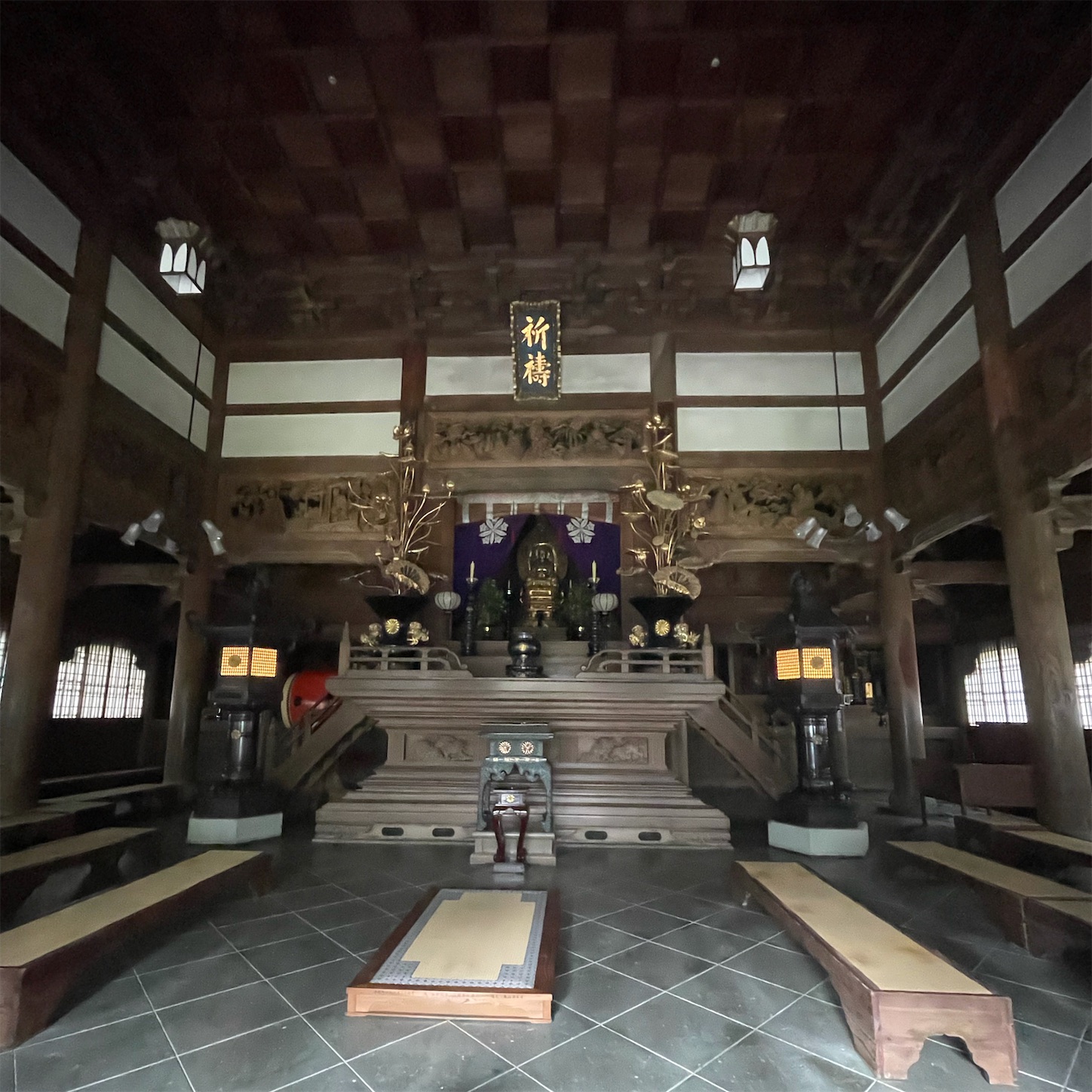 永平寺仏殿の内部