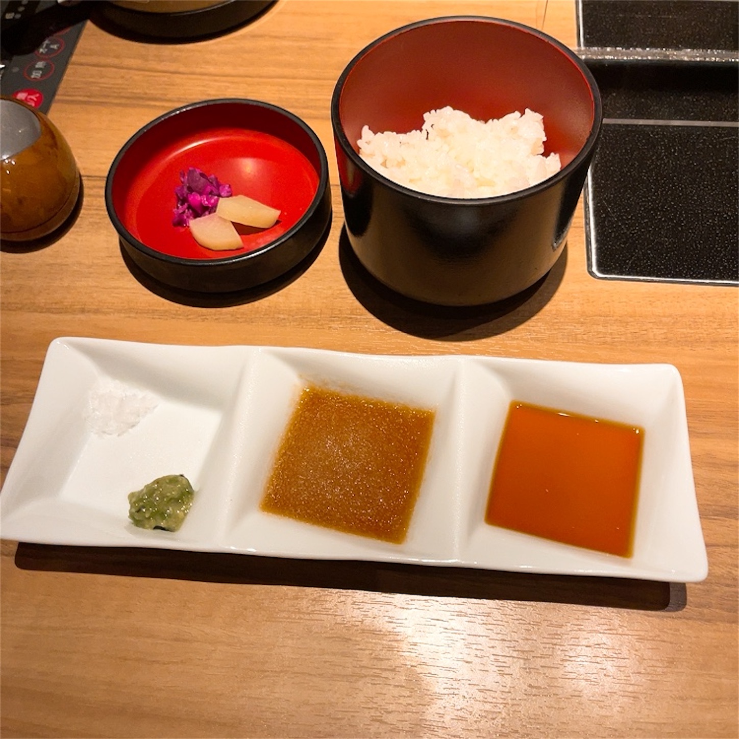 ご飯とステーキソース・塩・わさび