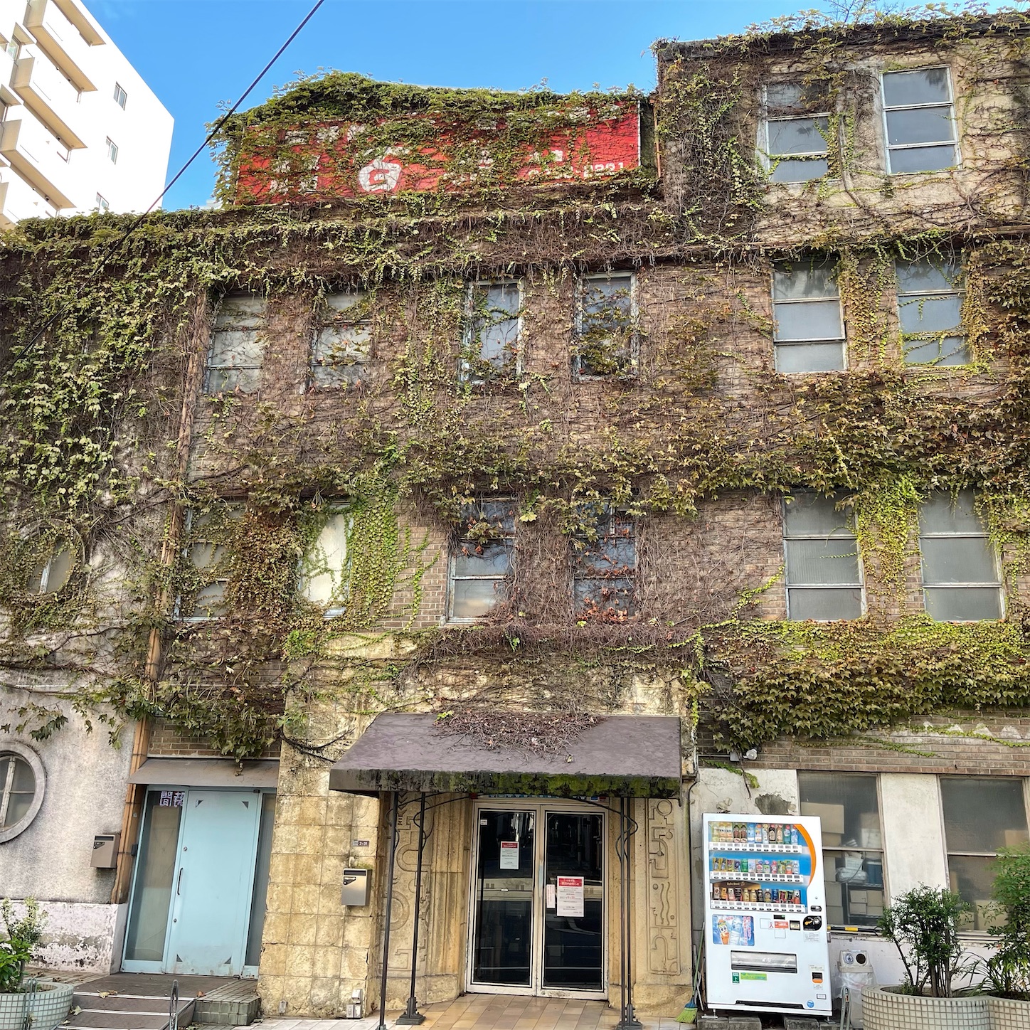 百楽本店北側