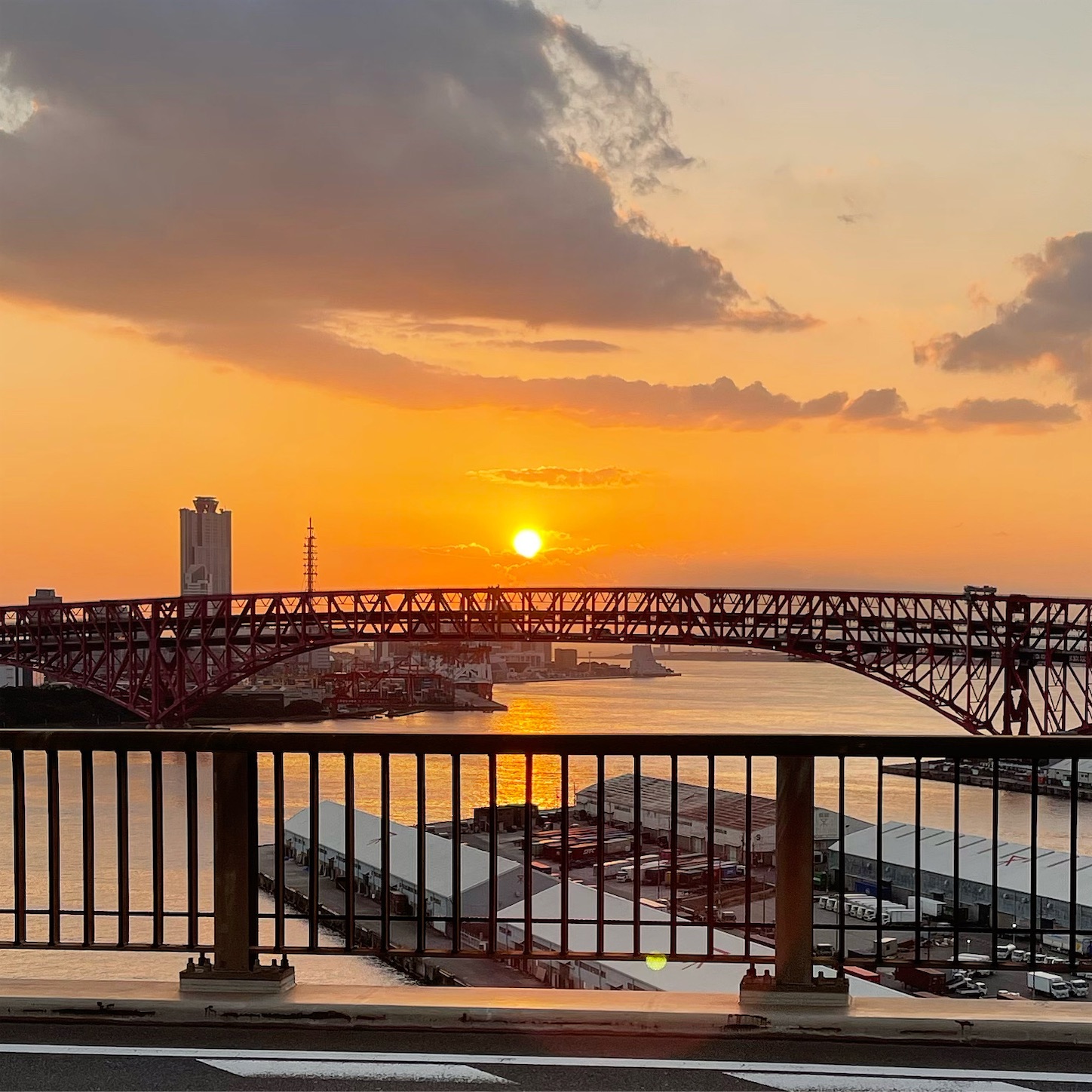 大阪湾に沈む夕日