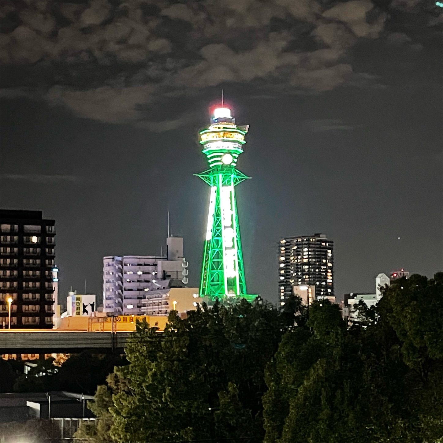 鮮やかな緑の通天閣