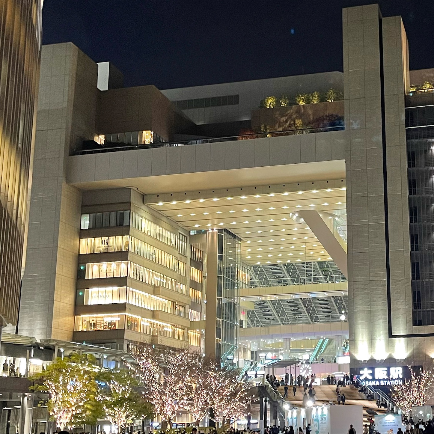夜の大阪駅