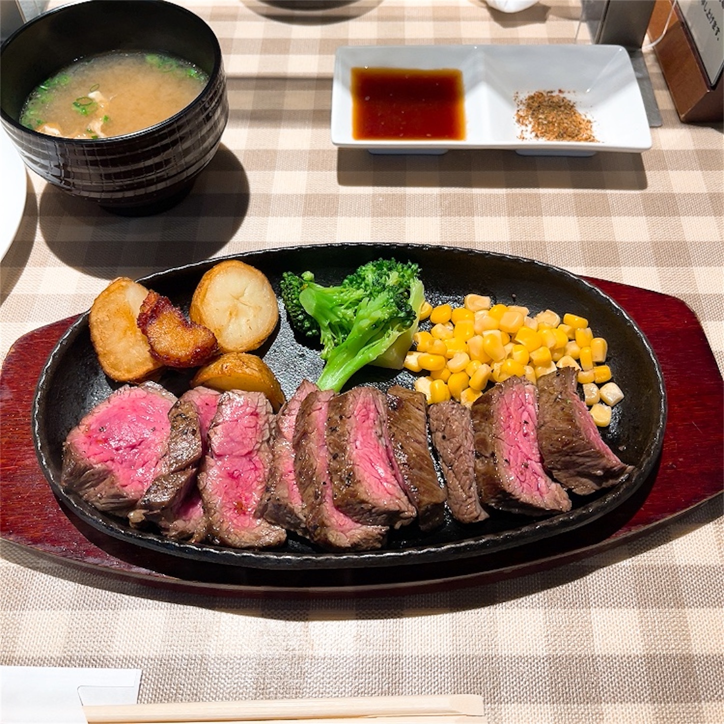 グリルロンの牛肉ステーキ