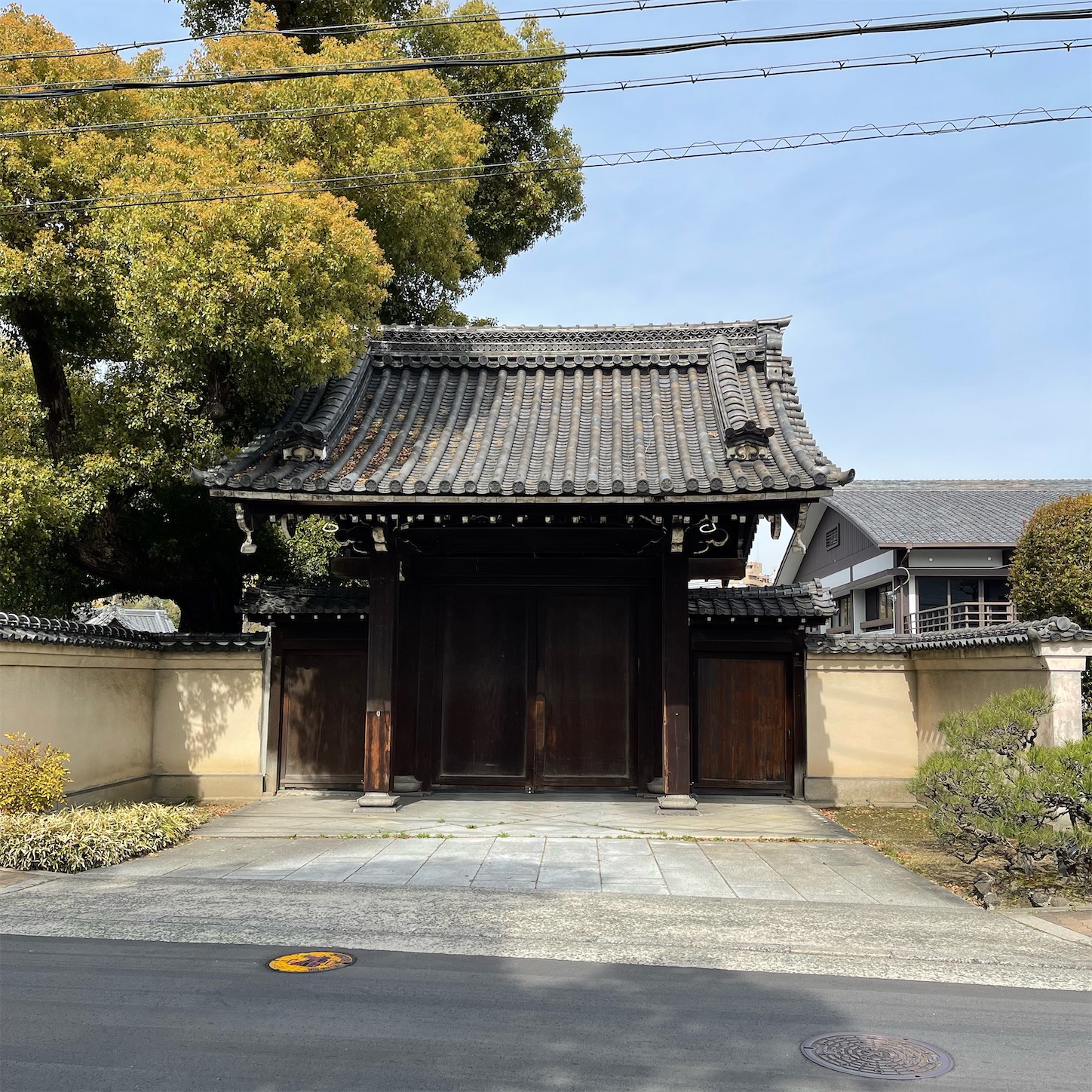 閉じた太閤園淀川邸の門