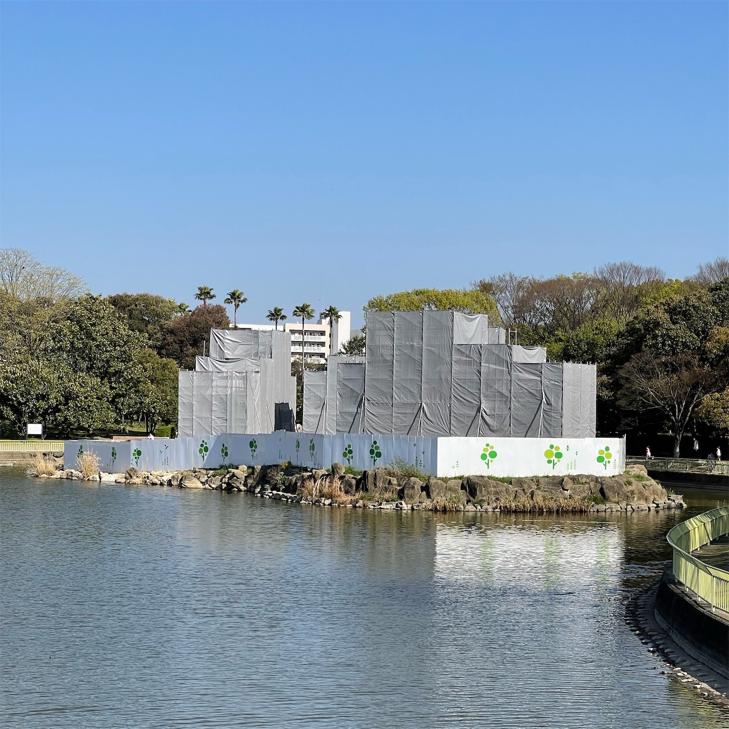 長居植物園で建設中の建物 長居植物園で建設中の建物