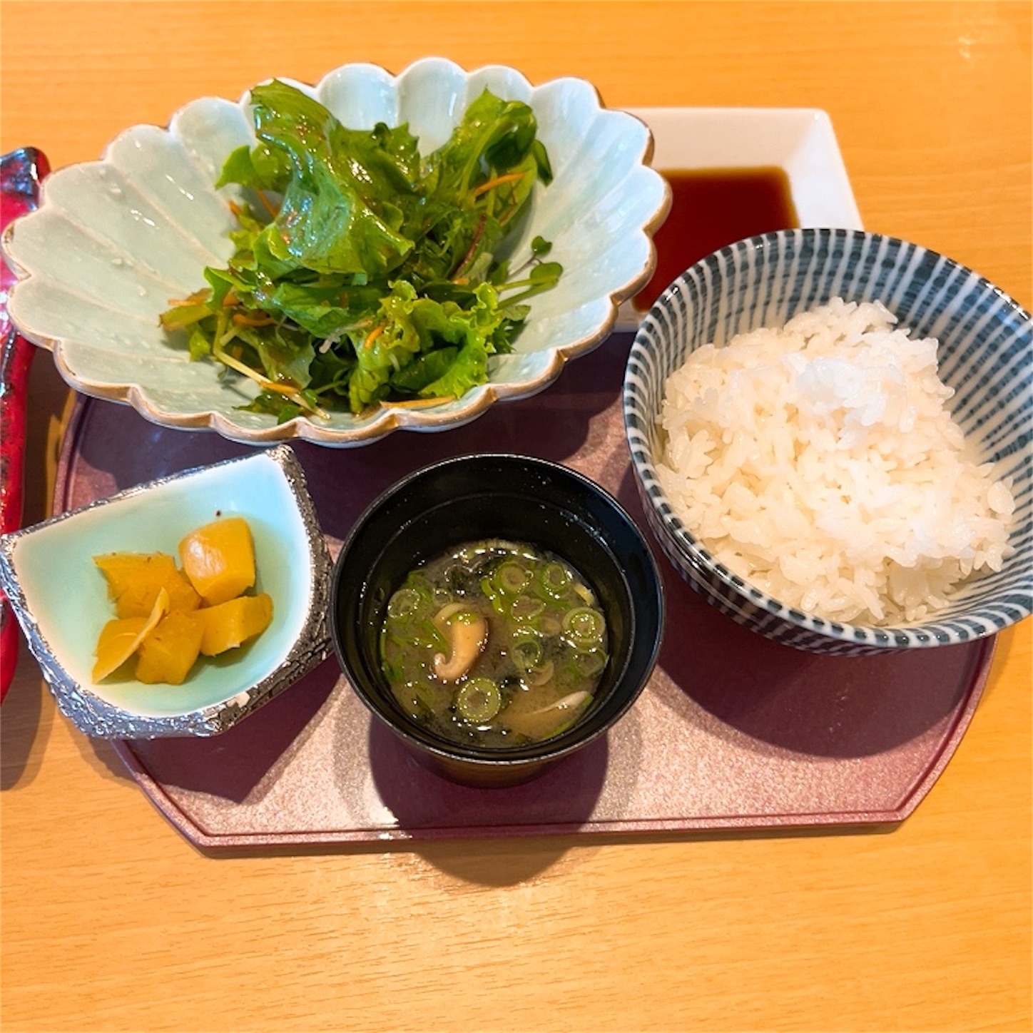 定食のご飯やサラダなど