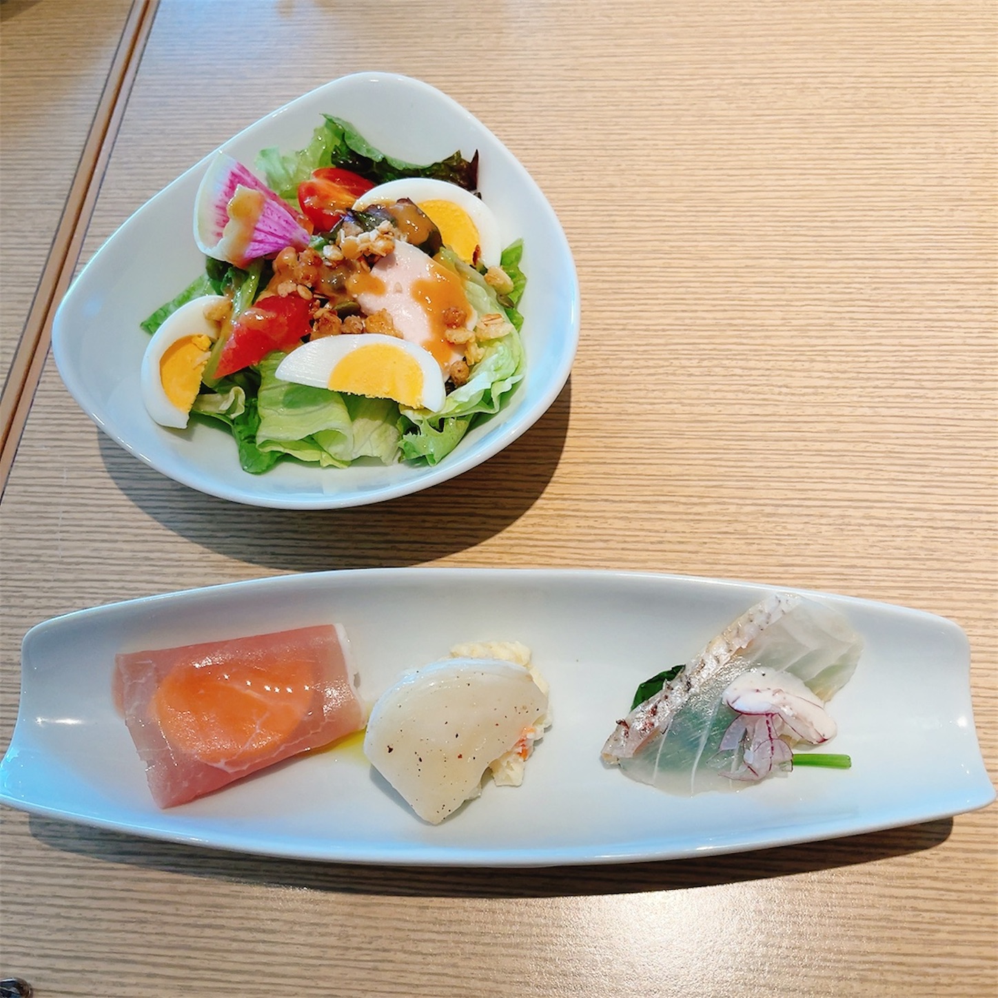 ソラーレランチコースの前菜とサラダ