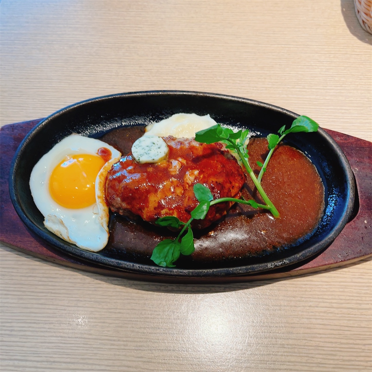 ソラーレランチコースのメインのハンバーグ