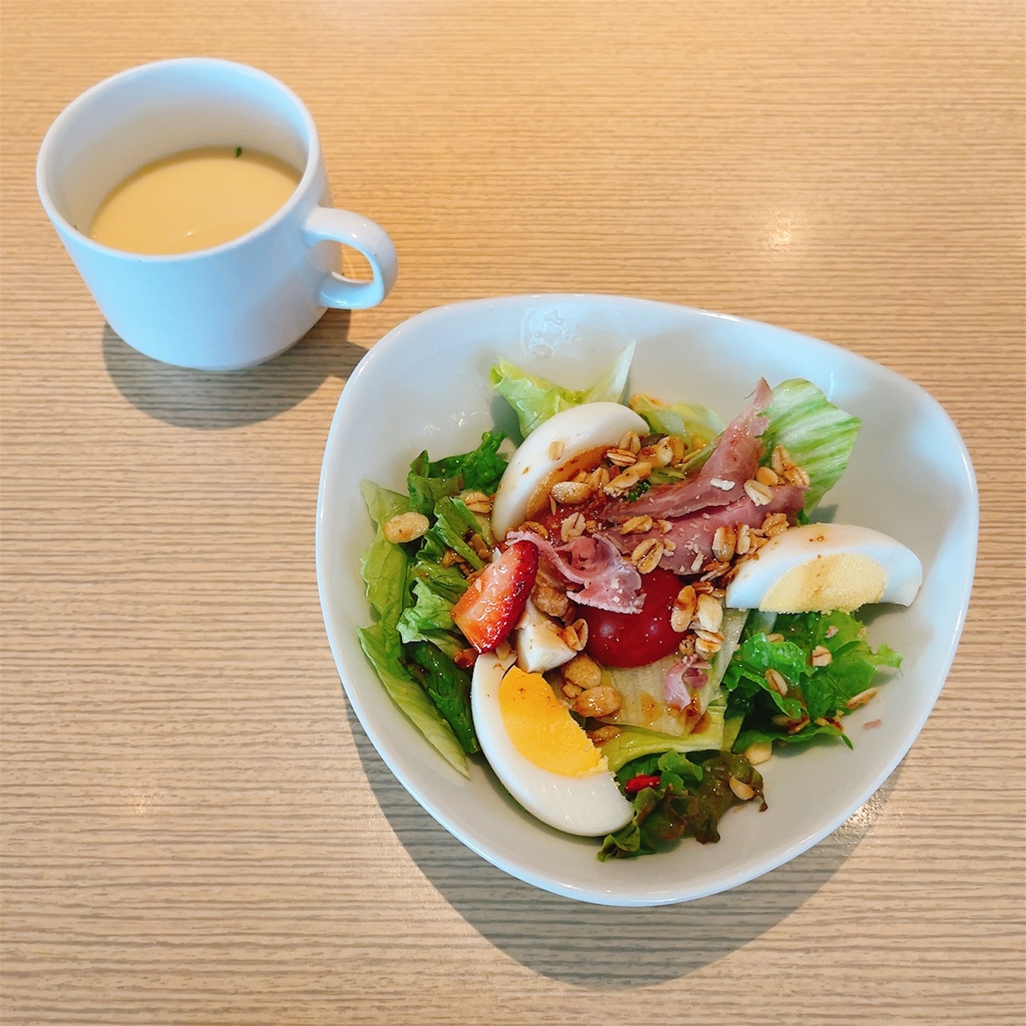 ソラーレ・ドーノのスープとサラダ