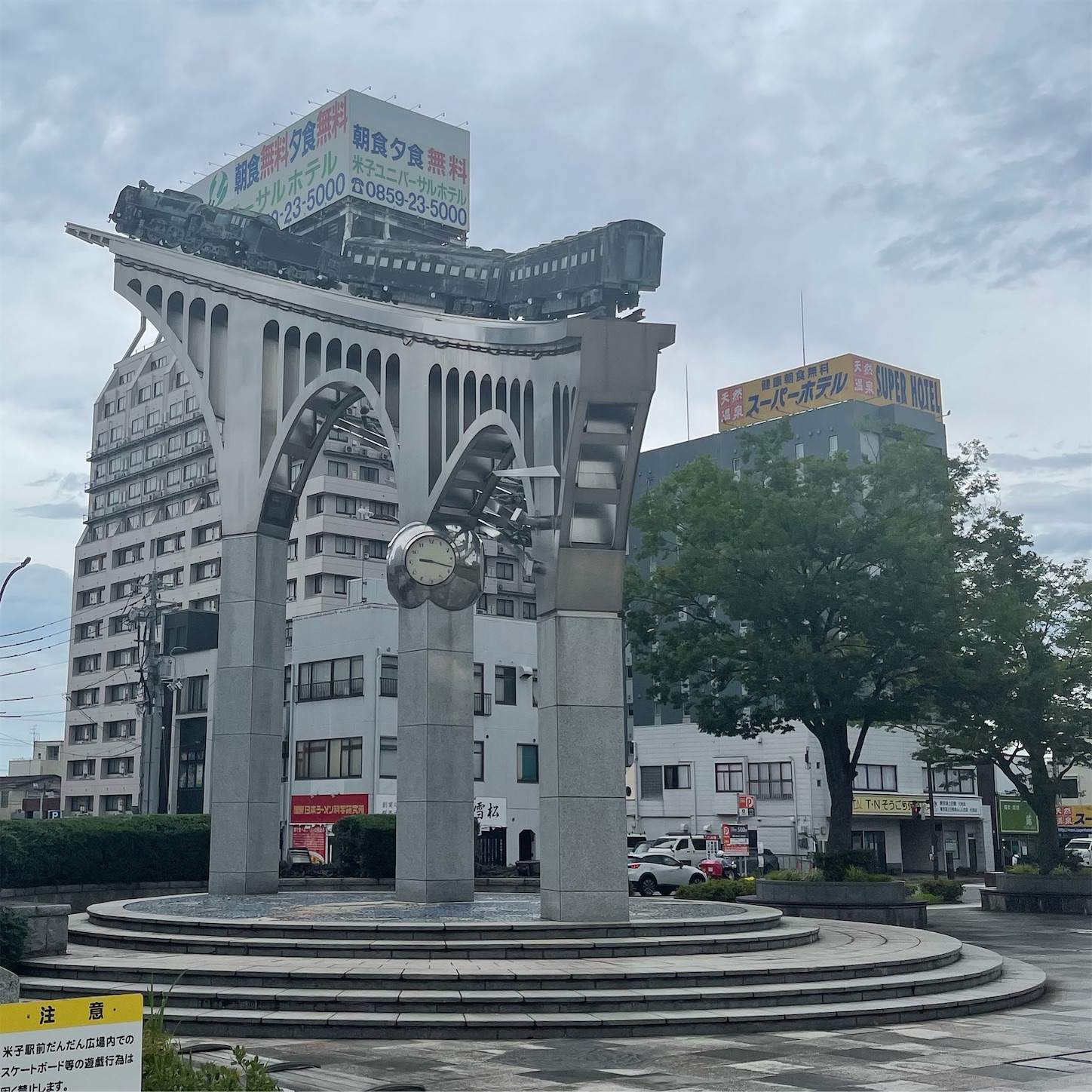 米子駅前のオブジェ