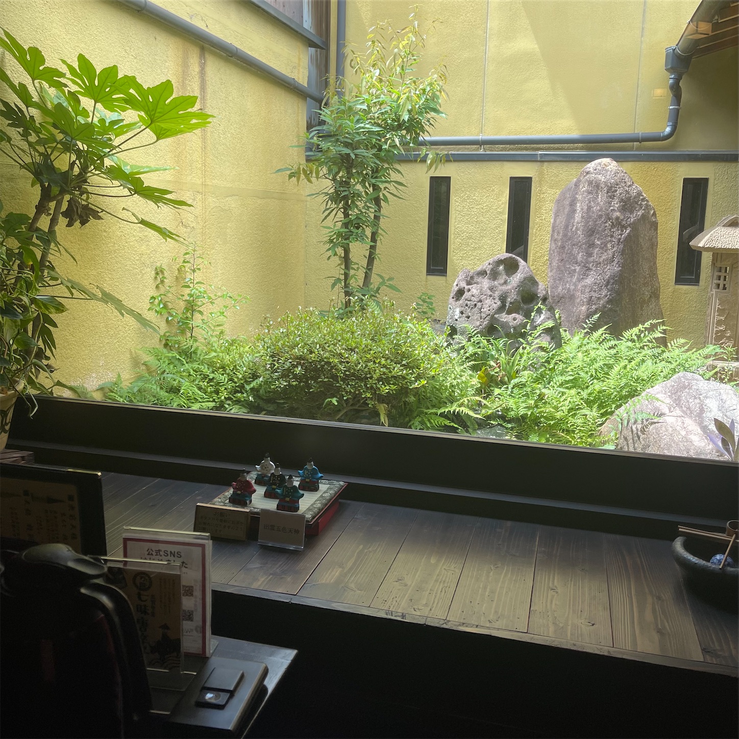 羽根屋本店のお座敷から見た中庭