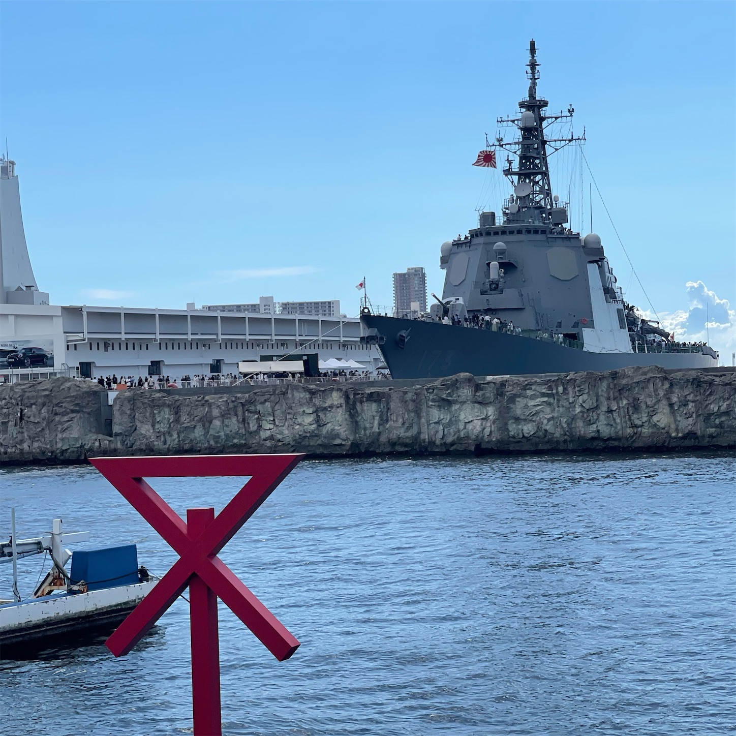 停泊している護衛艦こんごうと澪標