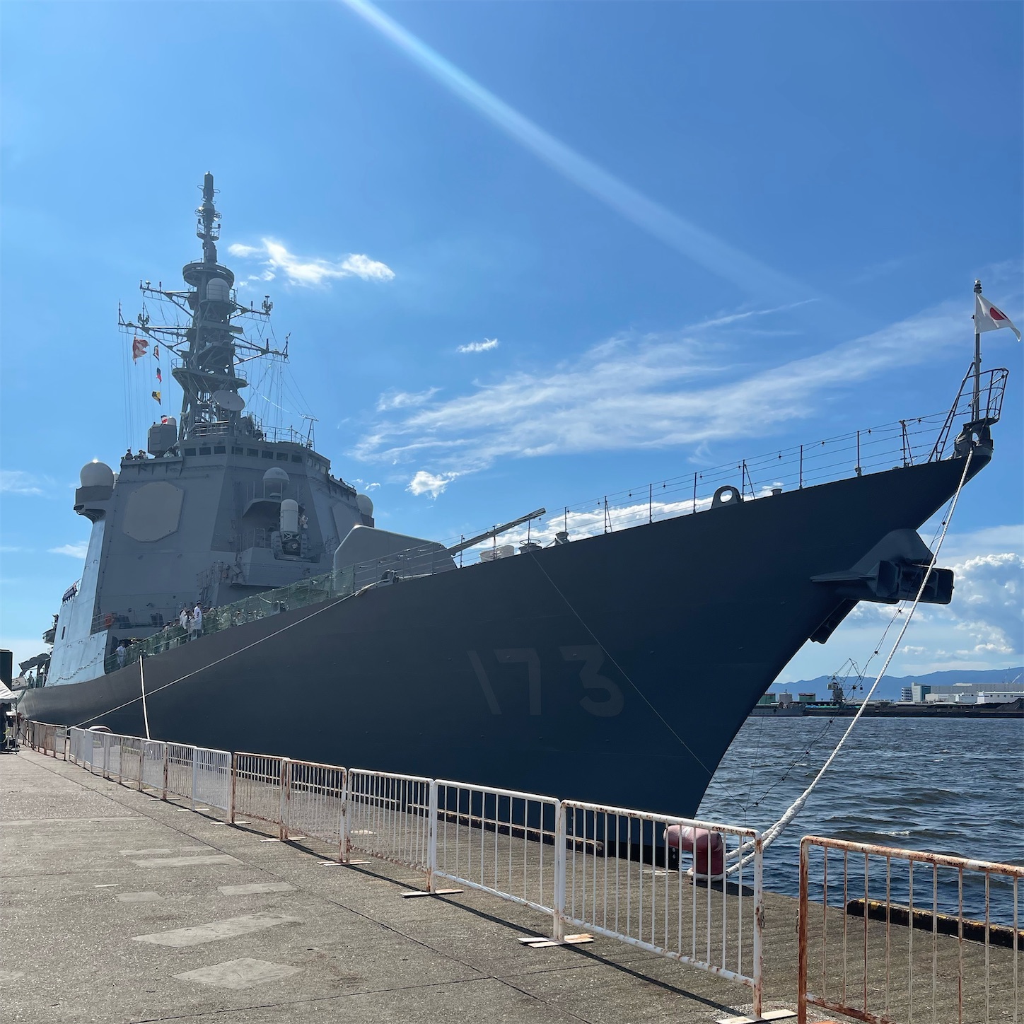 護衛艦こんごうの全景