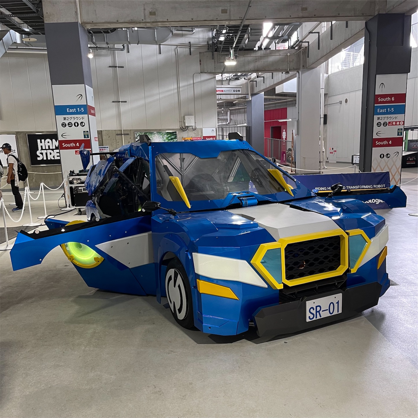 乗用人型変形ロボット「SR-01」の車バージョン