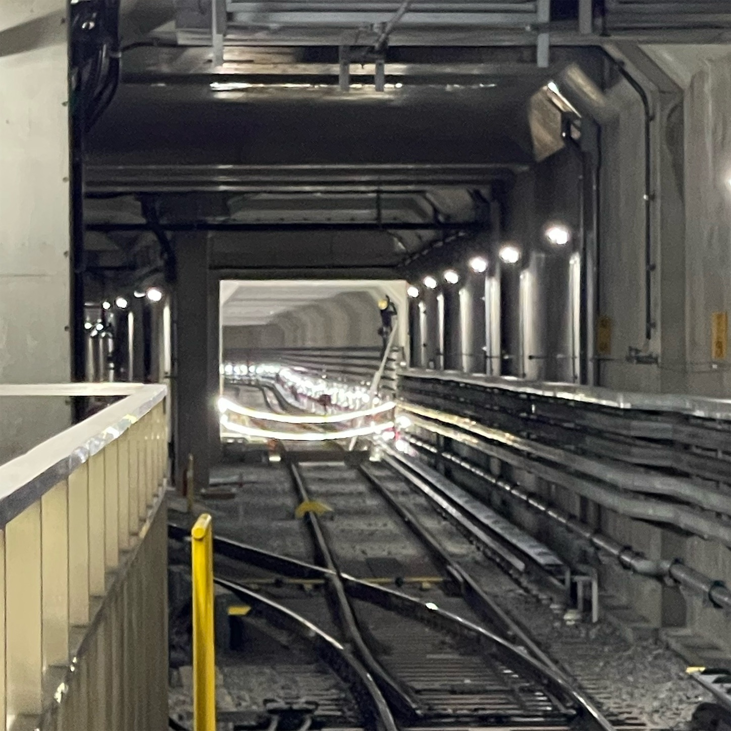 コスモスクエア駅ホームから夢洲方向 コスモスクエア駅ホームから夢洲方向