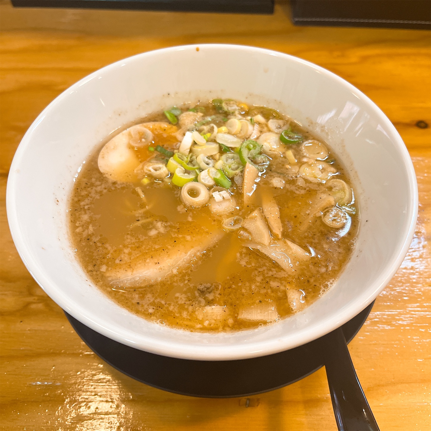 勝屋布施店の豚骨醤油ラーメン