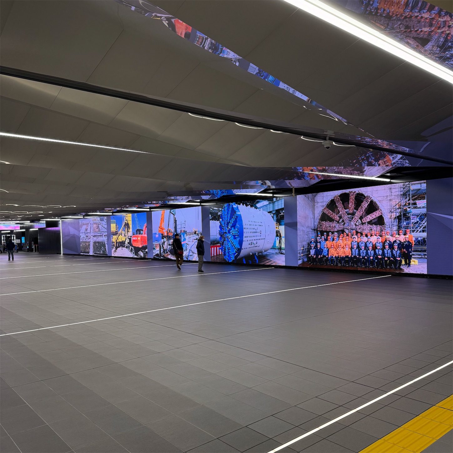 夢洲駅のLEDビジョン