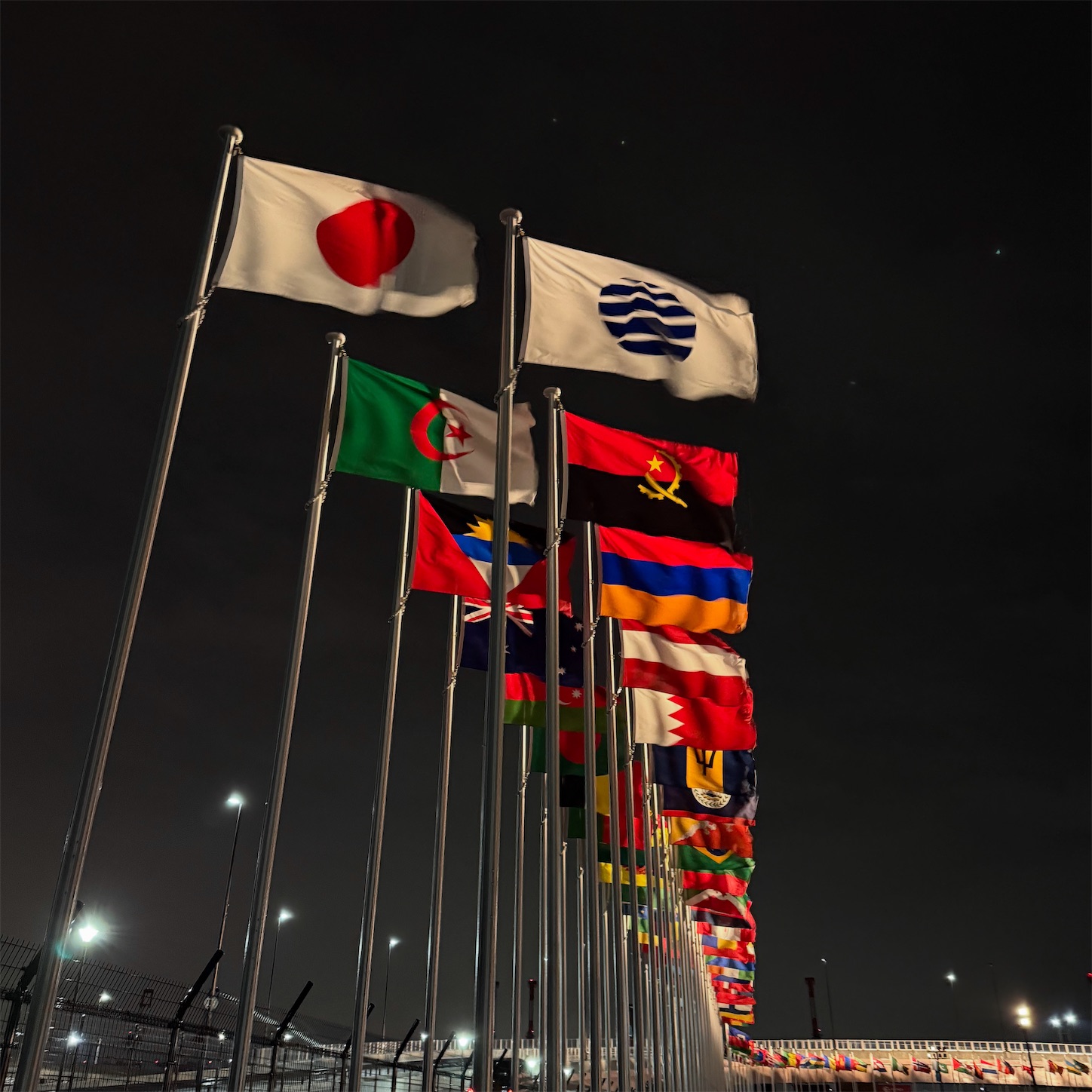 東ゲート前の万国旗