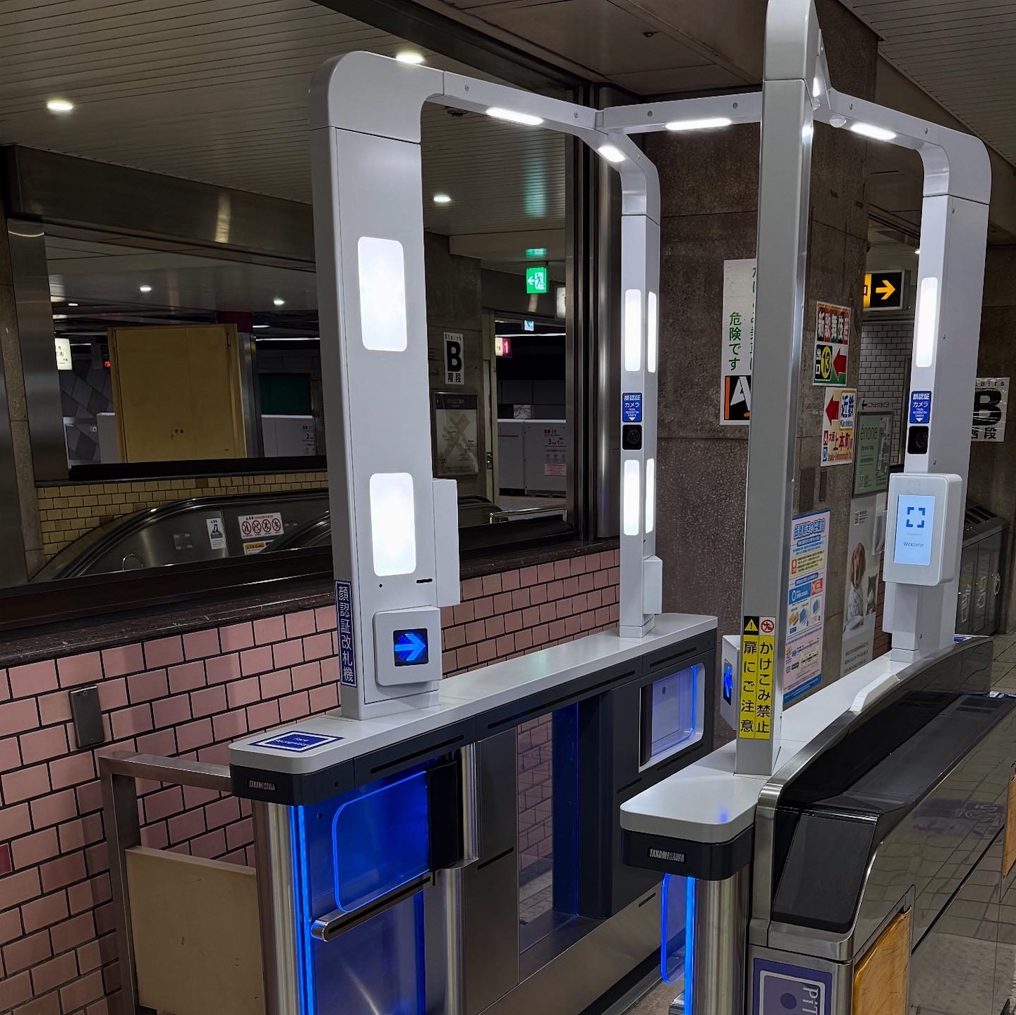 大阪メトロの顔認証改札機